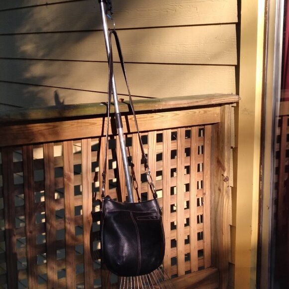 B Makowski Black Leather 70's Retro Style Bottle Top Crossbody Bag - Picture 2 of 11